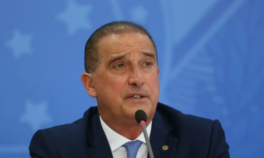 Onyx Lorenzoni Fraudes no INSS são problema antigo Ex-ministro Onyx Lorenzoni, em close-up, prestando depoimento na CPMI do INSS, onde afirmou que as fraudes nos descontos associativos são um problema antigo e recorrente.