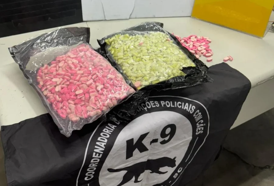 Operação “Envio Seguro” apreende 2 mil comprimidos de ecstasy Dois mil comprimidos de ecstasy (nas cores rosa e verde), apreendidos pela Polícia Civil de Santa Catarina em remessa postal, durante a Operação “Envio Seguro”.
