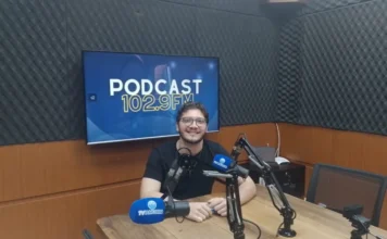 Oral Unic de Sombrio parcelará tratamento em 96 vezes Dr. Willian Souza, da Oral Unic de Sombrio, sorrindo em estúdio de podcast, anunciando a Black Friday da clínica com parcelamento inédito de tratamento odontológico em até 96 vezes.