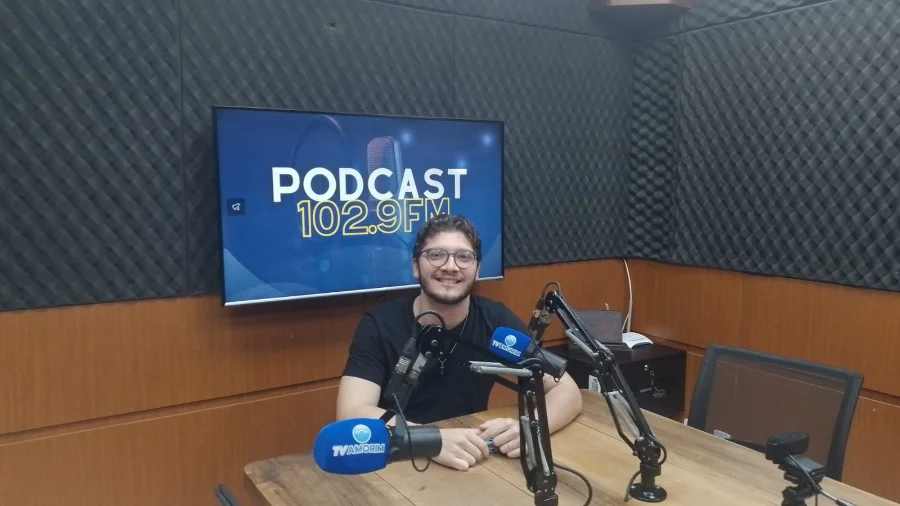 Oral Unic de Sombrio parcelará tratamento em 96 vezes Dr. Willian Souza, da Oral Unic de Sombrio, sorrindo em estúdio de podcast, anunciando a Black Friday da clínica com parcelamento inédito de tratamento odontológico em até 96 vezes.