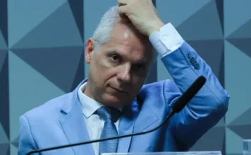 PF prende ex-presidente do INSS em nova fase da operação Ex-presidente do INSS, Alessandro Stefanutto, em close-up, gesticulando com a mão na cabeça, representando a tensão após ser preso pela Polícia Federal (PF) na Operação Sem Desconto, que investiga fraudes contra aposentados.