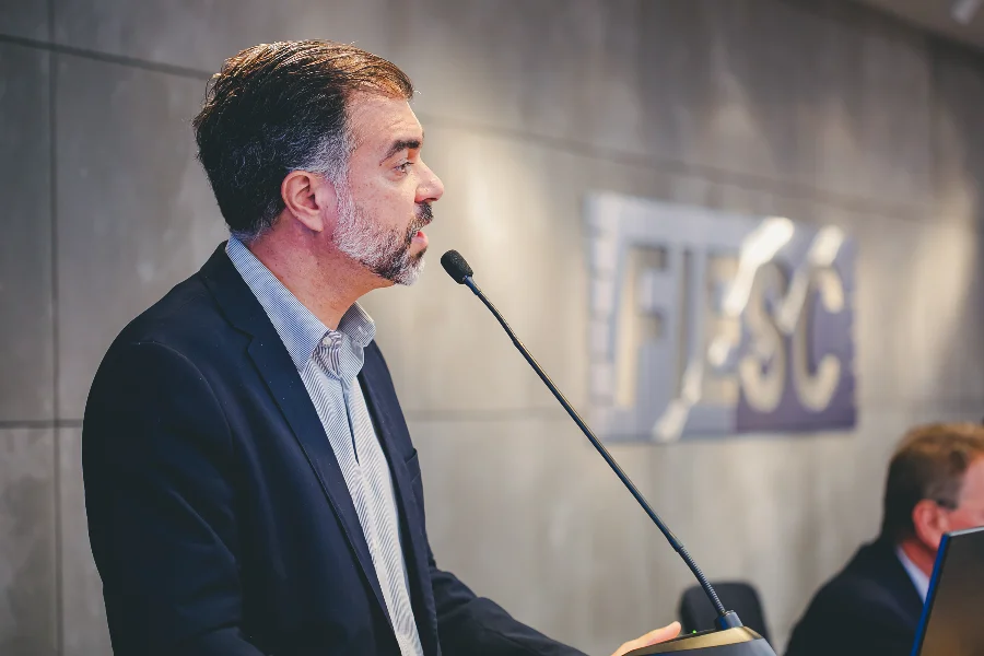 PIB industrial per capita de SC é o maior da América do Sul Economista Paulo Gala discursando em reunião de diretoria da FIESC (Florianópolis), destacando que o PIB industrial per capita de Santa Catarina (SC) é o maior da América do Sul e defendendo o modelo industrial catarinense de alto valor agregado.