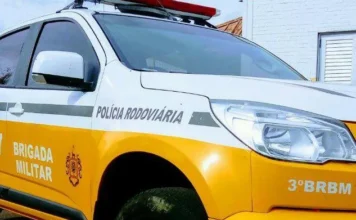 Acidente em Tramandaí resulta na morte de pedestre na ERS-786 Carro amarelo e branco da PRE