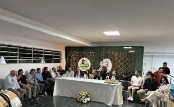 Prefeitos da AMESC debatem desenvolvimento na Polvilhana Prefeitos e autoridades da AMESC (Associação dos Municípios do Extremo Sul Catarinense) e lideranças regionais reunidos em Santa Rosa do Sul, debatendo o desenvolvimento regional na Assembleia Itinerante durante a Polvilhana.