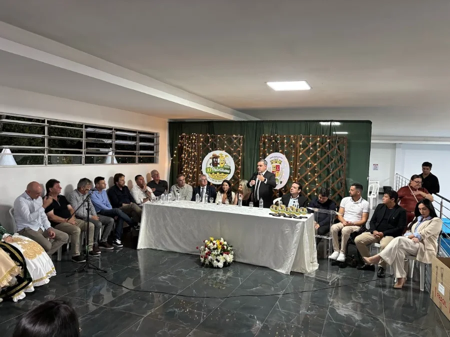 Prefeitos e autoridades da AMESC (Associação dos Municípios do Extremo Sul Catarinense) e lideranças regionais reunidos em Santa Rosa do Sul, debatendo o desenvolvimento regional na Assembleia Itinerante durante a Polvilhana.