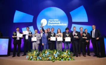 Prêmio Sebrae prorroga inscrições para gestores de SC Prefeitos e gestores públicos de Santa Catarina no palco, exibindo os troféus recebidos na cerimônia do Prêmio Sebrae Prefeito Empreendedor (PSPE), em contexto de prorrogação das inscrições para a 13ª edição.