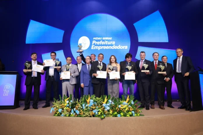 Prêmio Sebrae prorroga inscrições para gestores de SC Prefeitos e gestores públicos de Santa Catarina no palco, exibindo os troféus recebidos na cerimônia do Prêmio Sebrae Prefeito Empreendedor (PSPE), em contexto de prorrogação das inscrições para a 13ª edição.