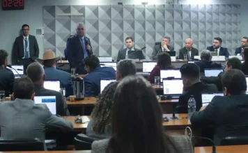 Presidente da CBPA fica em silêncio em depoimento na CPMI Presidente da CBPA, Abraão Lincoln Ferreira da Cruz, em pé no centro do plenário, em seu depoimento na CPMI do INSS, onde optou por permanecer em silêncio sob ameaça do relator.