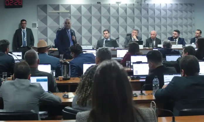 Presidente da CBPA fica em silêncio em depoimento na CPMI Presidente da CBPA, Abraão Lincoln Ferreira da Cruz, em pé no centro do plenário, em seu depoimento na CPMI do INSS, onde optou por permanecer em silêncio sob ameaça do relator.