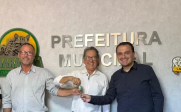Presidente da Câmara assume prefeitura de Maracajá Vereador Daniel Borges Mendonça (à direita) recebendo as chaves do município do Prefeito Anibal Brambila (centro) na Prefeitura de Maracajá, oficializando a posse interina do Presidente da Câmara como chefe do Executivo.