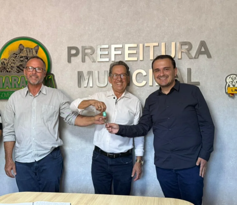 Vereador Daniel Borges Mendonça (à direita) recebendo as chaves do município do Prefeito Anibal Brambila (centro) na Prefeitura de Maracajá, oficializando a posse interina do Presidente da Câmara como chefe do Executivo.