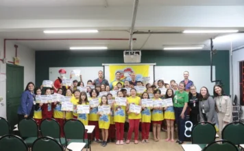 Programa Golfinho forma 50 alunos no Colégio Unesc Cerca de 50 alunos do Colégio Unesc (Criciúma) com instrutores e mascote do Corpo de Bombeiros, exibindo os certificados de formatura do Programa Golfinho, que visa capacitar crianças em prevenção de acidentes aquáticos antes do verão.