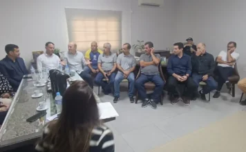 Projeto de novo acesso ligará Gaivota a Sombrio pelo Norte Deputado Zé Milton Scheffer e vice-prefeito Jonatã Coelho reunidos em mesa com secretários e vereadores para discutir projeto de acesso rodoviário.