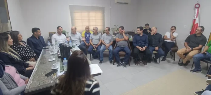 Projeto de novo acesso ligará Gaivota a Sombrio pelo Norte Deputado Zé Milton Scheffer e vice-prefeito Jonatã Coelho reunidos em mesa com secretários e vereadores para discutir projeto de acesso rodoviário.