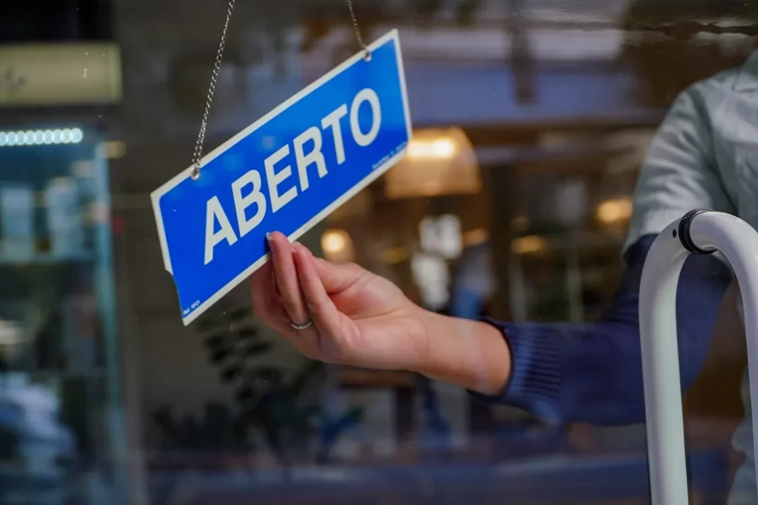 RICARDO-WOLFFENBUTTEL_11zon Uma placa em uma porta de vidro escrito