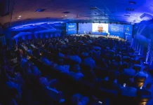 Radar Summit 2025: FIESC debate o futuro da Inteligência Artificial Auditório da FIESC lotado com líderes e empresários assistindo à palestra sobre Inteligência Artificial no Radar Summit 2025, evento que debate o impacto da IA no futuro econômico da indústria de Santa Catarina.