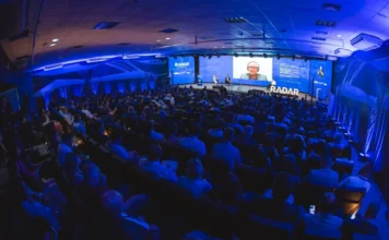 Radar Summit 2025: FIESC debate o futuro da Inteligência Artificial Auditório da FIESC lotado com líderes e empresários assistindo à palestra sobre Inteligência Artificial no Radar Summit 2025, evento que debate o impacto da IA no futuro econômico da indústria de Santa Catarina.