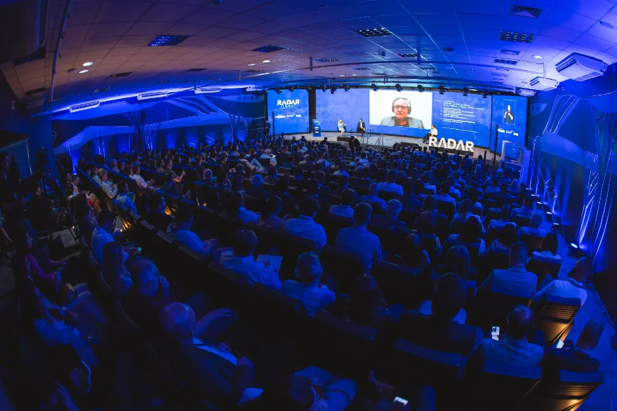 Auditório da FIESC lotado com líderes e empresários assistindo à palestra sobre Inteligência Artificial no Radar Summit 2025, evento que debate o impacto da IA no futuro econômico da indústria de Santa Catarina.