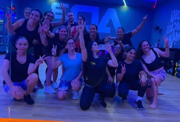 Grupo de alunos e um instrutor posam para foto em estúdio da AD3 Academia em Sombrio, Santa Catarina.