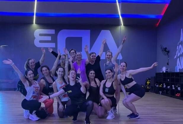 Grupo de alunos e um instrutor posam para foto em estúdio da AD3 Academia em Sombrio, Santa Catarina.
