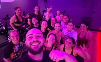 AD3 Academia chega a Sombrio com 43 operações em SC Grupo de alunos e um instrutor posam para foto em estúdio da AD3 Academia em Sombrio, Santa Catarina.