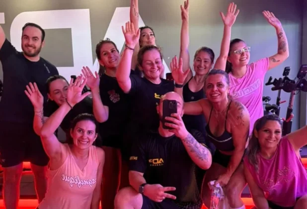 Grupo de alunos e um instrutor posam para foto em estúdio da AD3 Academia em Sombrio, Santa Catarina.