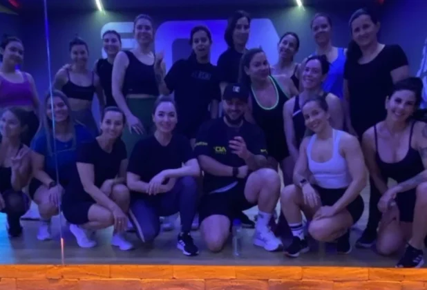 Grupo de alunos e um instrutor posam para foto em estúdio da AD3 Academia em Sombrio, Santa Catarina.