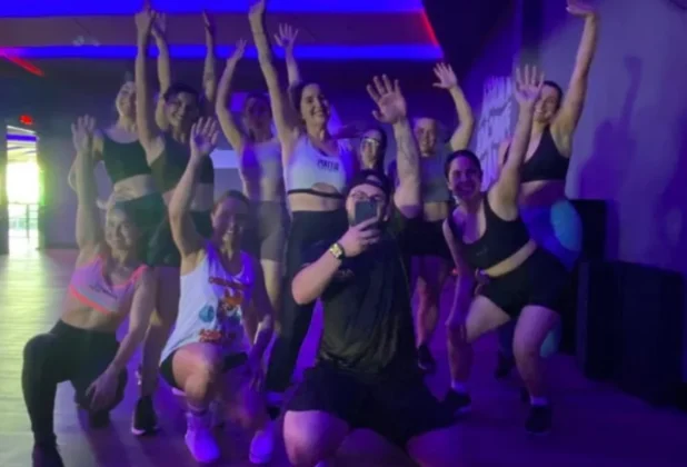 Grupo de alunos e um instrutor posam para foto em estúdio da AD3 Academia em Sombrio, Santa Catarina.