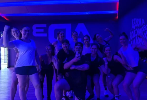 Grupo de alunos e um instrutor posam para foto em estúdio da AD3 Academia em Sombrio, Santa Catarina.