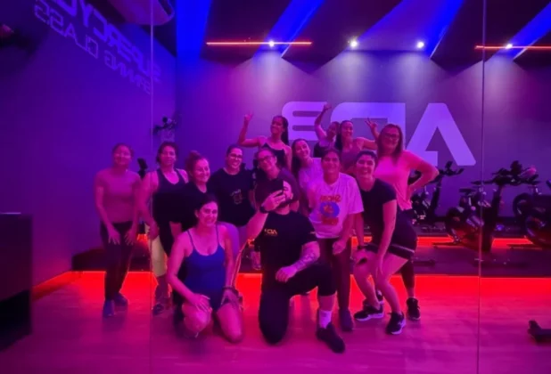 Grupo de alunos e um instrutor posam para foto em estúdio da AD3 Academia em Sombrio, Santa Catarina.