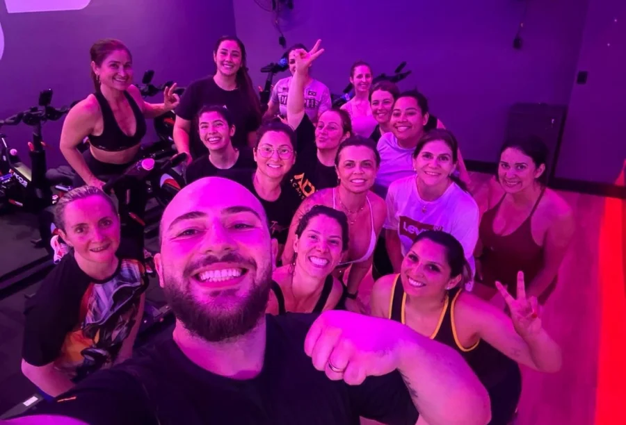 Grupo de alunos e um instrutor posam para foto em estúdio da AD3 Academia em Sombrio, Santa Catarina.