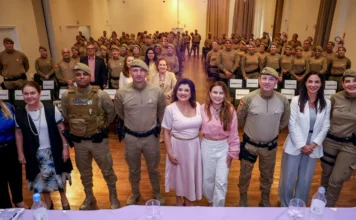 Rede Catarina: SC debate combate à violência contra a mulher Vice-Governadora Marilisa Boehm e oficiais da Polícia Militar de Santa Catarina (PMSC) posando em frente a uma grande plateia de policiais, durante o 1º Seminário Estadual da Rede Catarina de Proteção à Mulher.