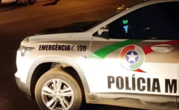 Residência é arrombada e furtada em Criciúma Viatura da Polícia Militar de Santa Catarina (PMSC) com a inscrição "Emergência 190" em close-up, representando a ação da PM no atendimento de ocorrência de furto em residência no bairro Primeira Linha, em Criciúma.