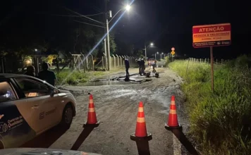 Rompimento de adutora deixa moradores de Torres e Arroio do Sal sem água foto do local do rompimento