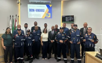 SAMU apresenta trabalho especializado na Câmara do Arroio Equipe do SAMU de Balneário Arroio do Silva, vestindo uniformes de resgate, reunida com os vereadores da Câmara Municipal, após apresentar o trabalho especializado da base descentralizada de emergência.