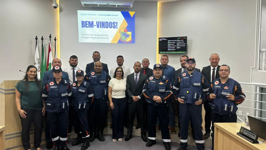 SAMU apresenta trabalho especializado na Câmara do Arroio Equipe do SAMU de Balneário Arroio do Silva, vestindo uniformes de resgate, reunida com os vereadores da Câmara Municipal, após apresentar o trabalho especializado da base descentralizada de emergência.