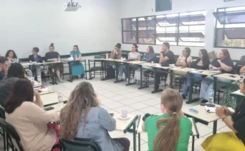 SC sedia encontro para fortalecer Rede de Atenção Psicossocial Profissionais de saúde mental e gestores de diversos municípios de Santa Catarina reunidos em sala de aula (em círculo), durante o encontro do Projeto Nós na Rede para qualificação e fortalecimento da Rede de Atenção Psicossocial (RAPS) do SUS.