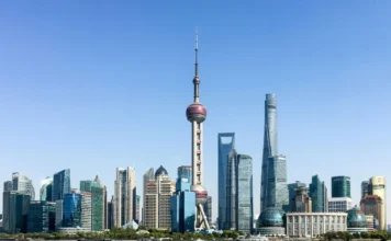 Santa Catarina abre escritório internacional na China Vista panorâmica da moderna e imponente cidade de Xangai, China, com a Torre Pérola do Oriente, ilustrando o local de abertura do escritório internacional de representação do Governo de Santa Catarina.