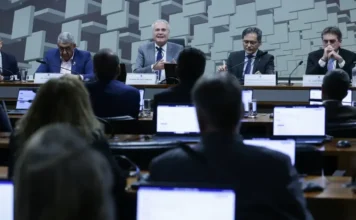 Senado aprova isenção de IR para quem ganha até R$ 5 mil Sessão da Comissão de Assuntos Econômicos (CAE) do Senado Federal, com senadores sentados à mesa, debatendo e aprovando o projeto que isenta do Imposto de Renda (IR) quem ganha até R$ 5 mil.