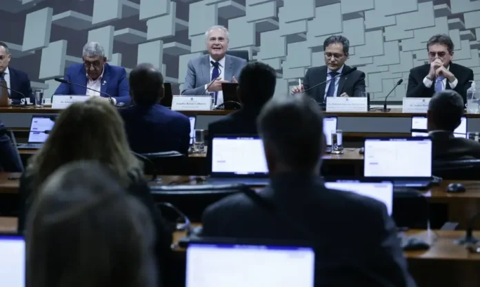 Senado aprova isenção de IR para quem ganha até R$ 5 mil Sessão da Comissão de Assuntos Econômicos (CAE) do Senado Federal, com senadores sentados à mesa, debatendo e aprovando o projeto que isenta do Imposto de Renda (IR) quem ganha até R$ 5 mil.