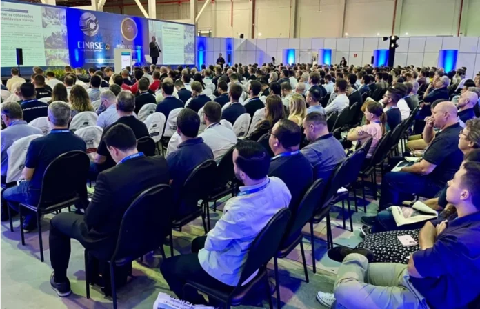 Setor elétrico de SC é líder em energia limpa e distribuída Plateia lotada no Circuito Nacional do Setor Elétrico (Cinase) em Florianópolis, assistindo a uma palestra sobre a liderança de Santa Catarina na produção de energia limpa e distribuída.