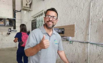 Sindisaúde reelege Cleber Cândido com 96% dos votos Presidente do Sindisaúde, Cleber Cândido, sorrindo e fazendo um 'joinha' enquanto deposita seu voto na urna, após ser reeleito com 96% dos votos para liderar o sindicato de Criciúma e Região.