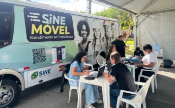 Sine SC auxilia na contratação de 8,6 mil trabalhadores em 2025 Atendentes do SINE Móvel (Sistema Nacional de Emprego) em Santa Catarina auxiliando trabalhadores no preenchimento de cadastro e busca de vagas, representando o alto índice de contratações no estado.