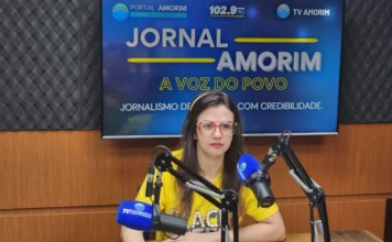 Sombrio: Farmácia São João lança Black Friday e crediário oice Paranhos, gestora da Farmácia São João de Sombrio, em entrevista na Rádio 102.9 FM, sorrindo e falando sobre os serviços farmacêuticos, o crediário próprio (RealBem) e a Black Friday da filial.