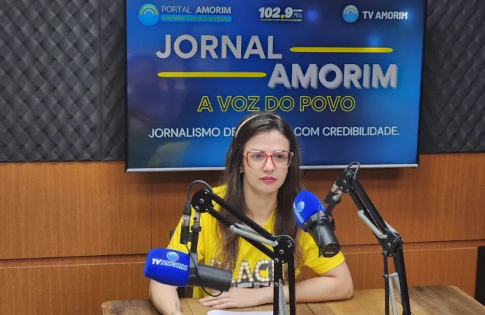 Sombrio Farmácia São João lança Black Friday e crediário oice Paranhos, gestora da Farmácia São João de Sombrio, em entrevista na Rádio 102.9 FM, sorrindo e falando sobre os serviços farmacêuticos, o crediário próprio (RealBem) e a Black Friday da filial.