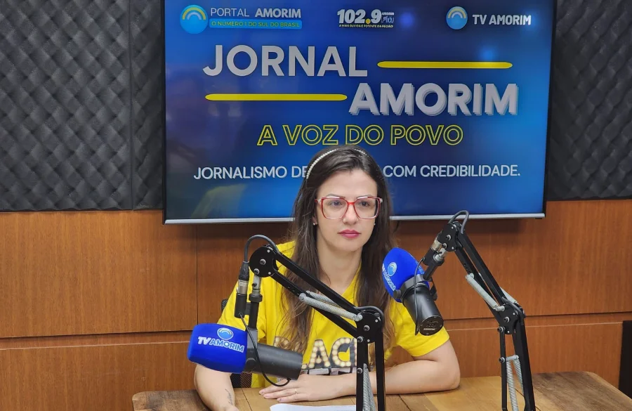 oice Paranhos, gestora da Farmácia São João de Sombrio, em entrevista na Rádio 102.9 FM, sorrindo e falando sobre os serviços farmacêuticos, o crediário próprio (RealBem) e a Black Friday da filial.