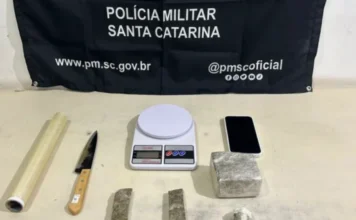 Homem é preso com mais de 300g de maconha em Sombrio Material apreendido pela Polícia Militar em Sombrio: tijolos e porções de maconha, balança de precisão, celular e faca, após a prisão em flagrante de um homem por tráfico de mais de 300 gramas de droga.