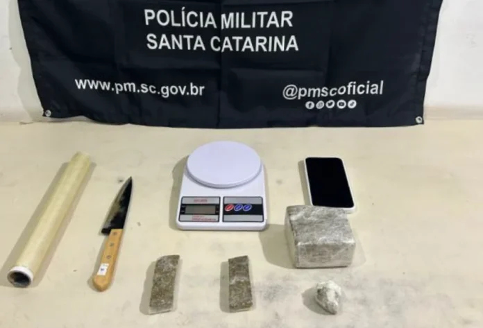 Sombrio PM prende homem com mais de 300g de maconha Material apreendido pela Polícia Militar em Sombrio: tijolos e porções de maconha, balança de precisão, celular e faca, após a prisão em flagrante de um homem por tráfico de mais de 300 gramas de droga.