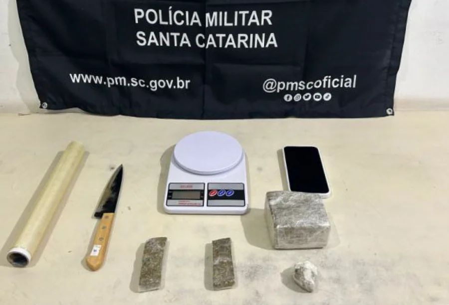 Sombrio PM prende homem com mais de 300g de maconha Material apreendido pela Polícia Militar em Sombrio: tijolos e porções de maconha, balança de precisão, celular e faca, após a prisão em flagrante de um homem por tráfico de mais de 300 gramas de droga.