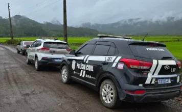 Timbé do Sul: homem é preso por descumprir medida protetiva Viaturas das Polícias Civil e Militar de Santa Catarina (SC) estacionadas em uma estrada de chão na comunidade de Urussanguinha, ilustrando a ação integrada que prendeu um homem por descumprimento de medida protetiva em Timbé do Sul.